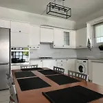 White House With Garden And Bbq In Strovolos Διαμέρισμα