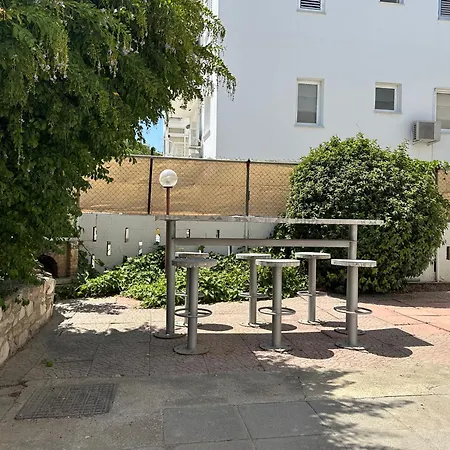 White House With Garden And Bbq In Strovolos Apartament