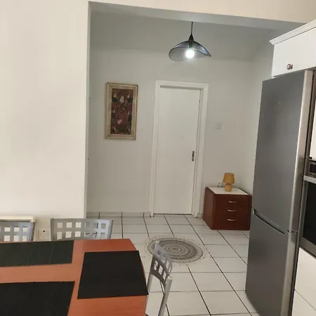 White House With Garden And Bbq In Strovolos *