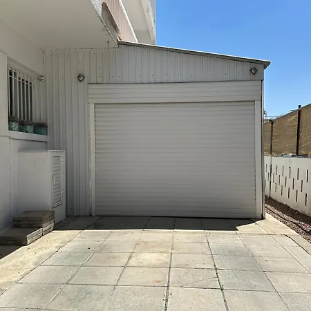 White House With Garden And Bbq In Strovolos