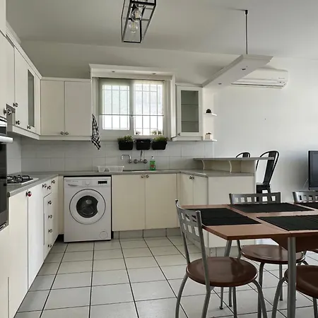 White House With Garden And Bbq In Strovolos Апартаменты Никосия