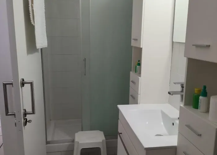 White House With Garden And Bbq In Strovolos ニコシア