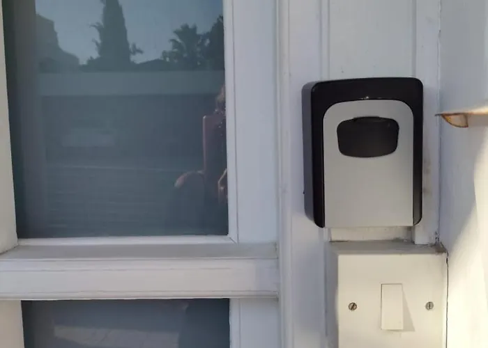 White House With Garden And Bbq In Strovolos ニコシア