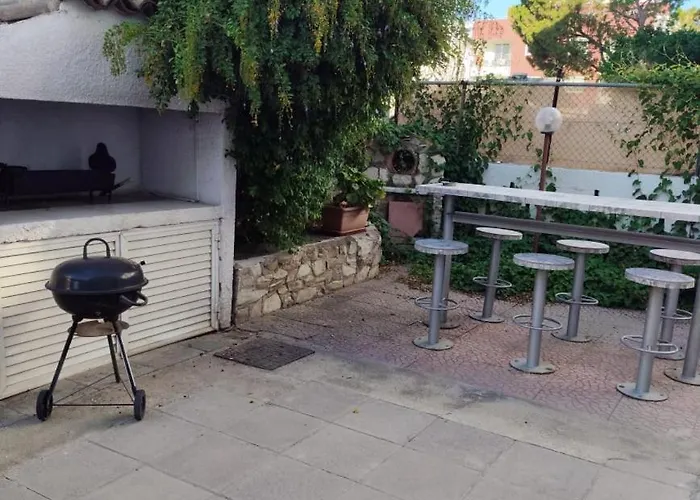 White House With Garden And Bbq In Strovolos アパート *