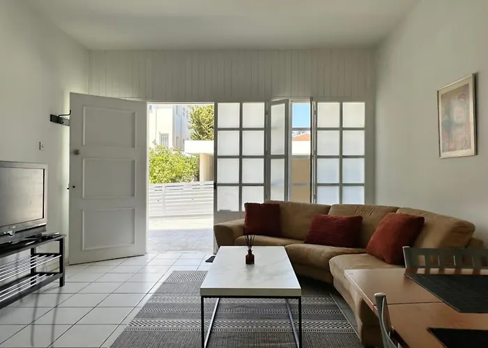 White House With Garden And Bbq In Strovolos * ニコシア