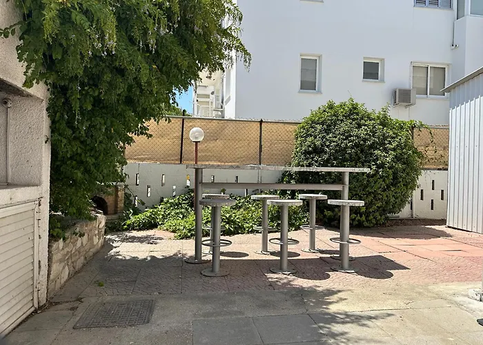 White House With Garden And Bbq In Strovolos アパート