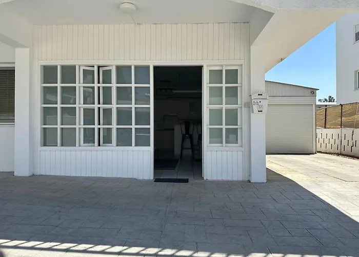 White House With Garden And Bbq In Strovolos ニコシア