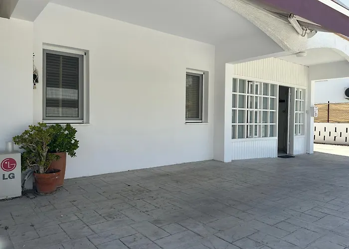 White House With Garden And Bbq In Strovolos アパート ニコシア