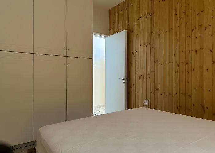 White House With Garden And Bbq In Strovolos アパート ニコシア