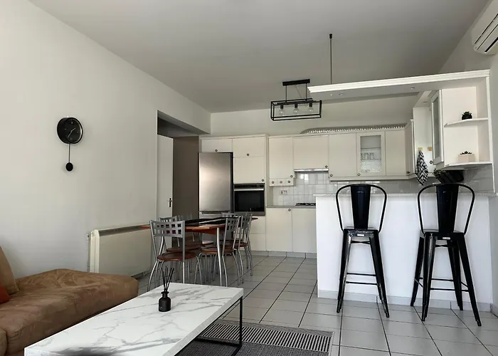 White House With Garden And Bbq In Strovolos * ニコシア