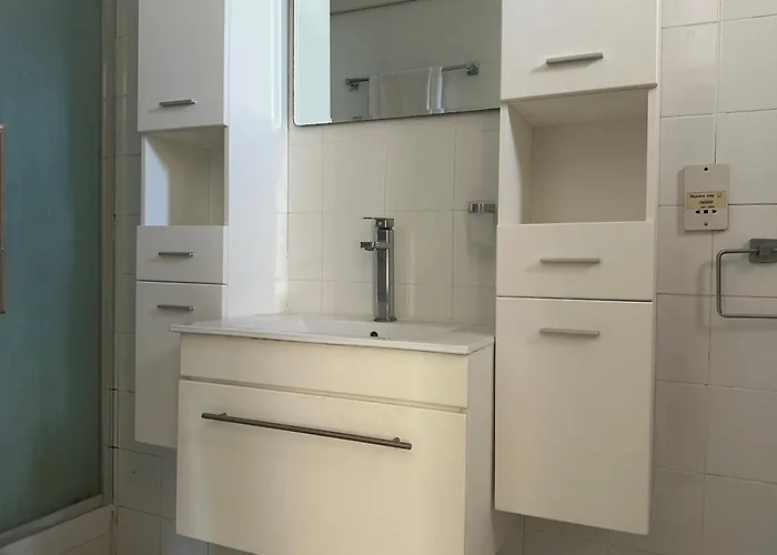 White House With Garden And Bbq In Strovolos アパート *