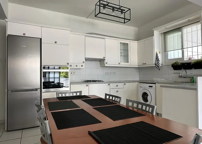 White House With Garden And Bbq In Strovolos アパート