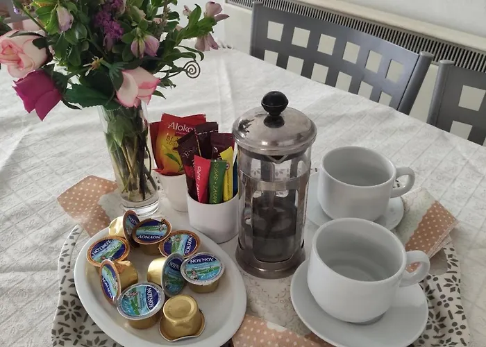 White House With Garden And Bbq In Strovolos アパート *