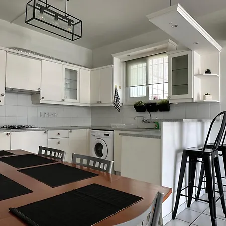 White House With Garden And Bbq In Strovolos *